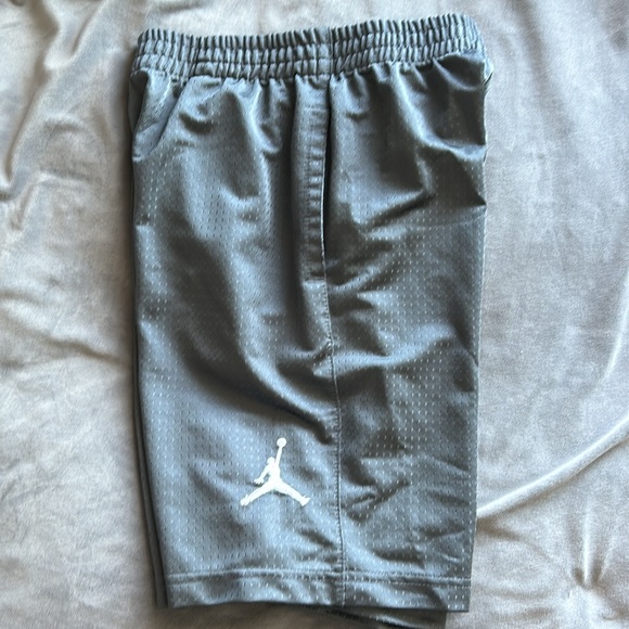 Boys Jordan shorts - Picture 2 of 3